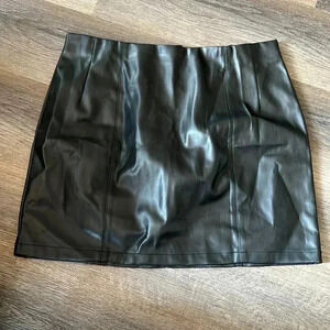 (32)NWOT leather  style skirt